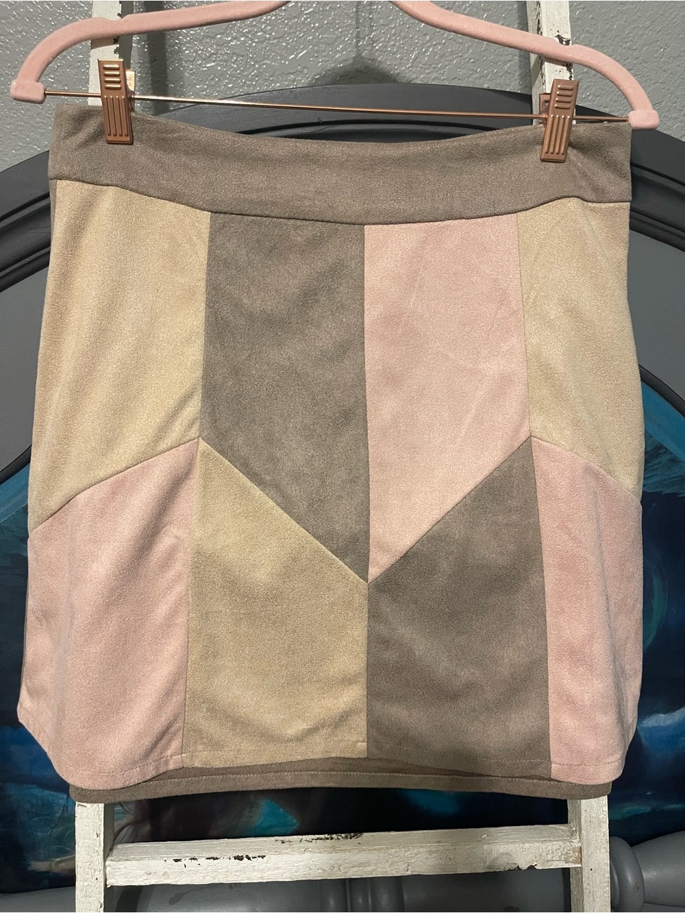 ANDREE BY UNIT Colorblock Suede Mini Skirt in Pink, Taupe & Cream